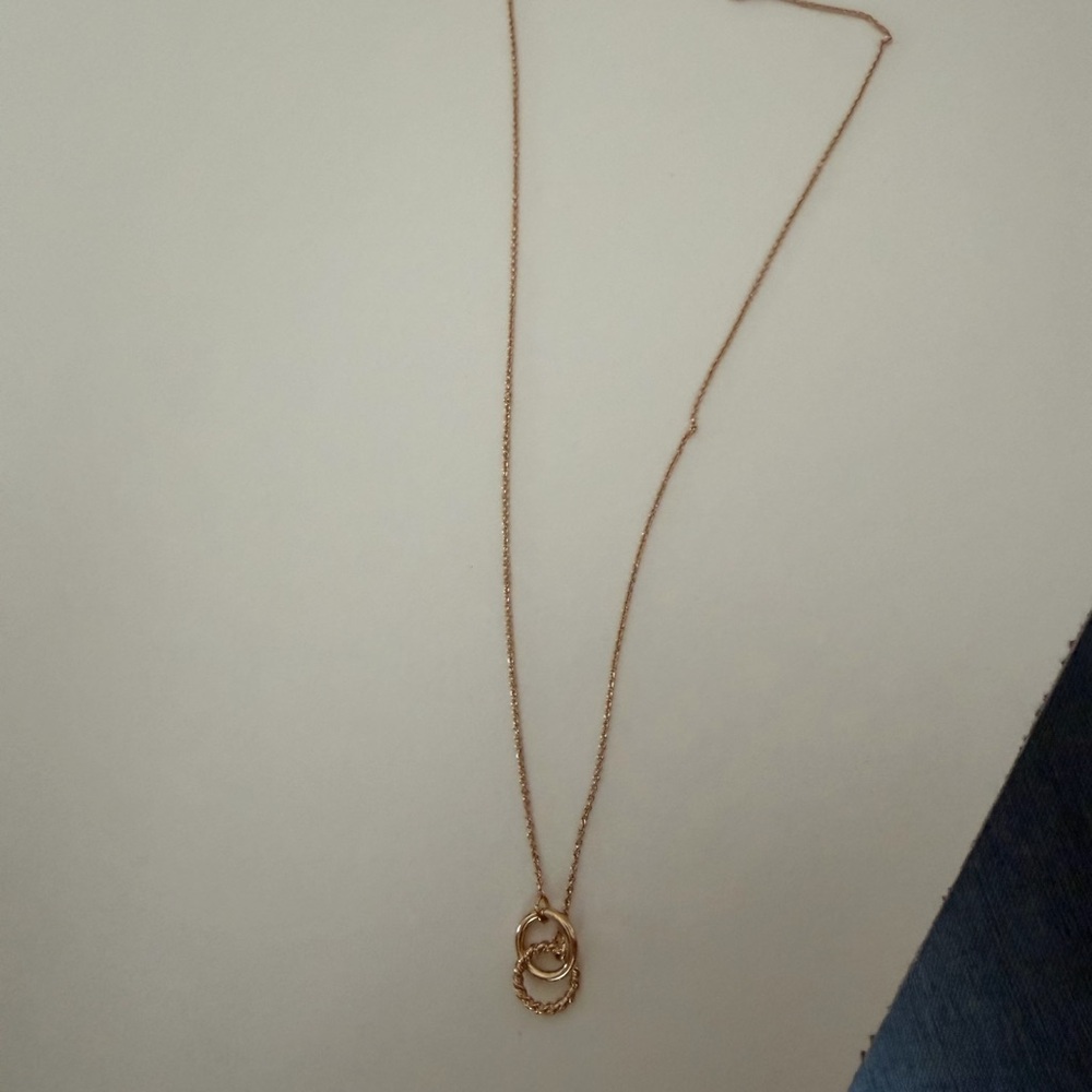 Elegant Gold Necklace with Interlocking Rings